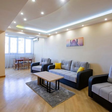 Umba Apartment N4 - Balcony And Mount Ararat View Jerevan Exteriör bild